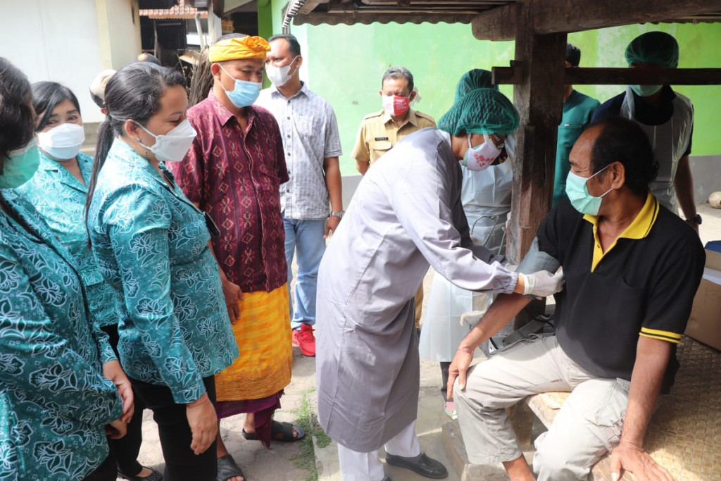 Ny. Seniasih Giri Prasta Pantau Vaksinasi Bagi Penyandang Disabilitas dan ODGJ di Kutsel, Komitmen PKK Tuntaskan Program Vaksinasi